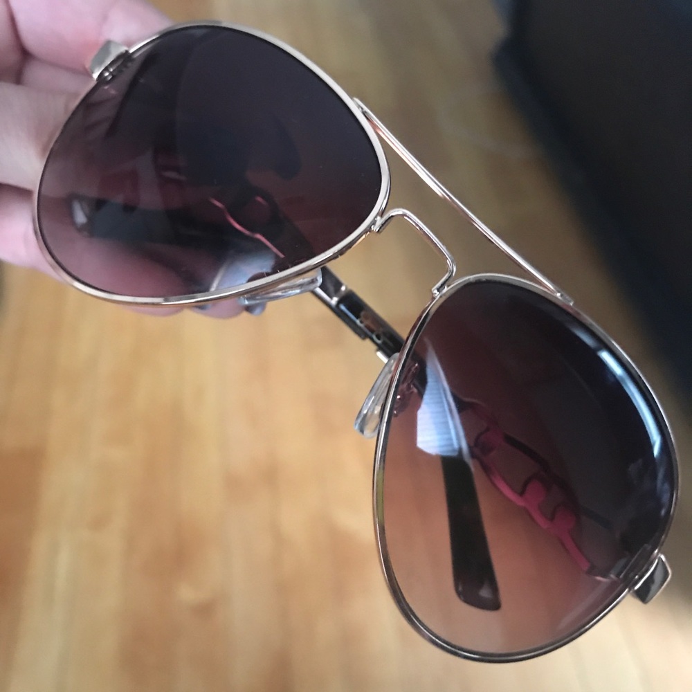 Jessica Simpson sun glasses